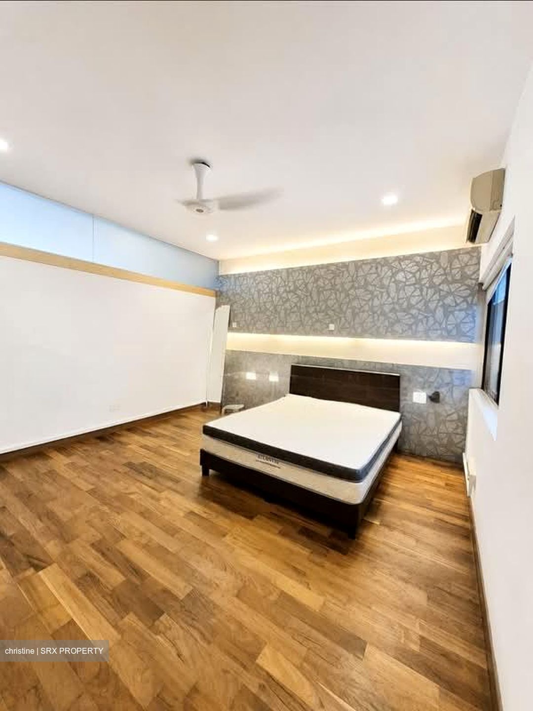 Townhouse Apartments (D9), Apartment #589837891